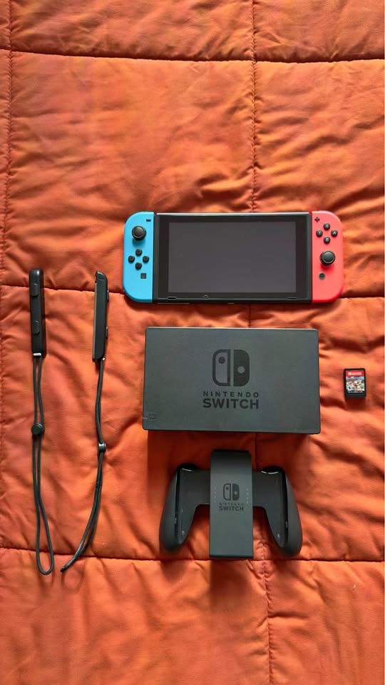 Nintendo Switch + Mario Kart 8 Deluxe - Excellent Condition