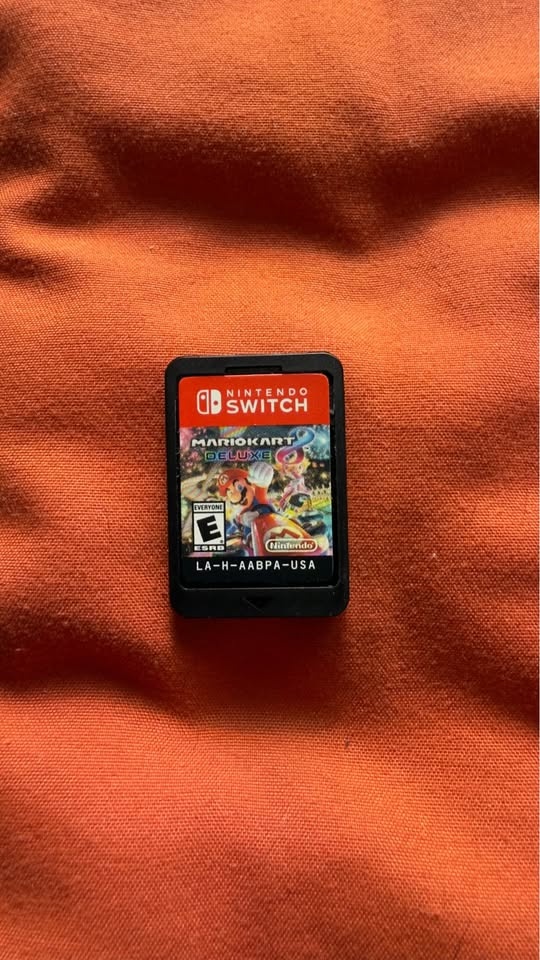 Nintendo Switch + Mario Kart 8 Deluxe - Excellent Condition - photo 2