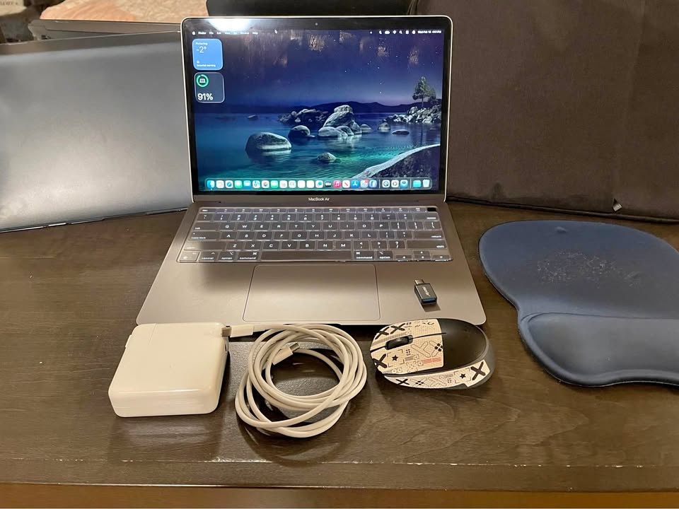 Apple MacBook Air M1 (2020) - 8GB RAM / 256GB SSD