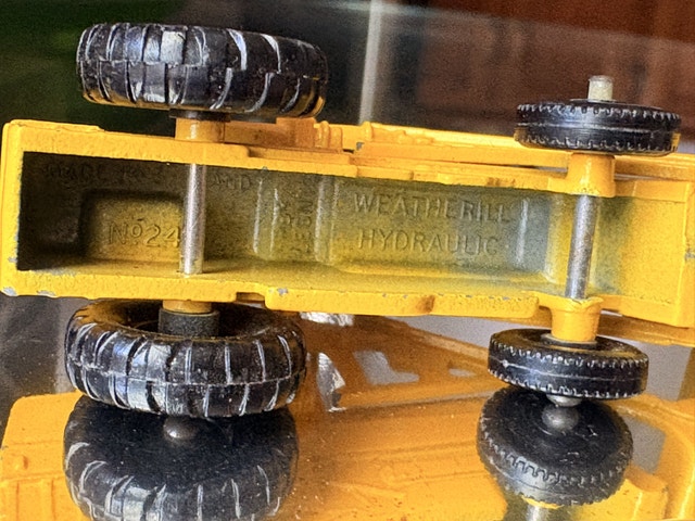 LESNEY MATCHBOX No. 24 Weatherhill Hydraulic Excavator - photo 4