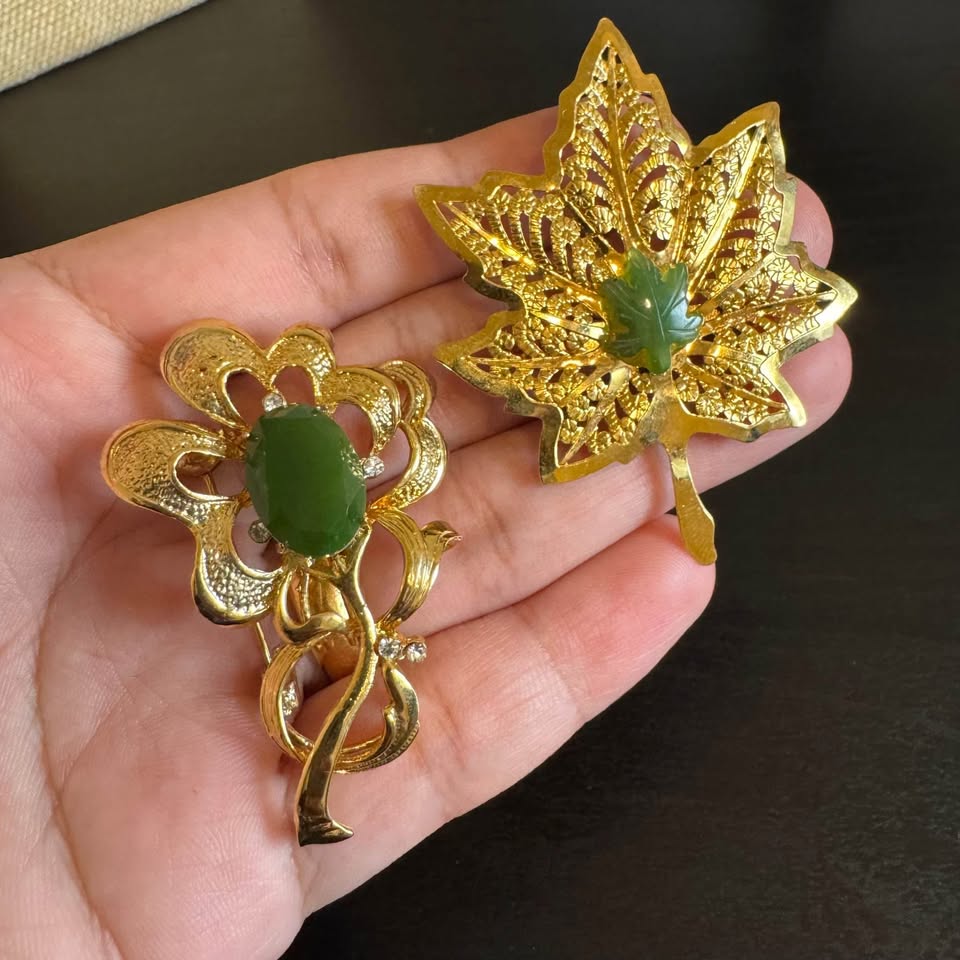 2 Green Jade Stone Brooches Vintage Gold Tone - photo 2