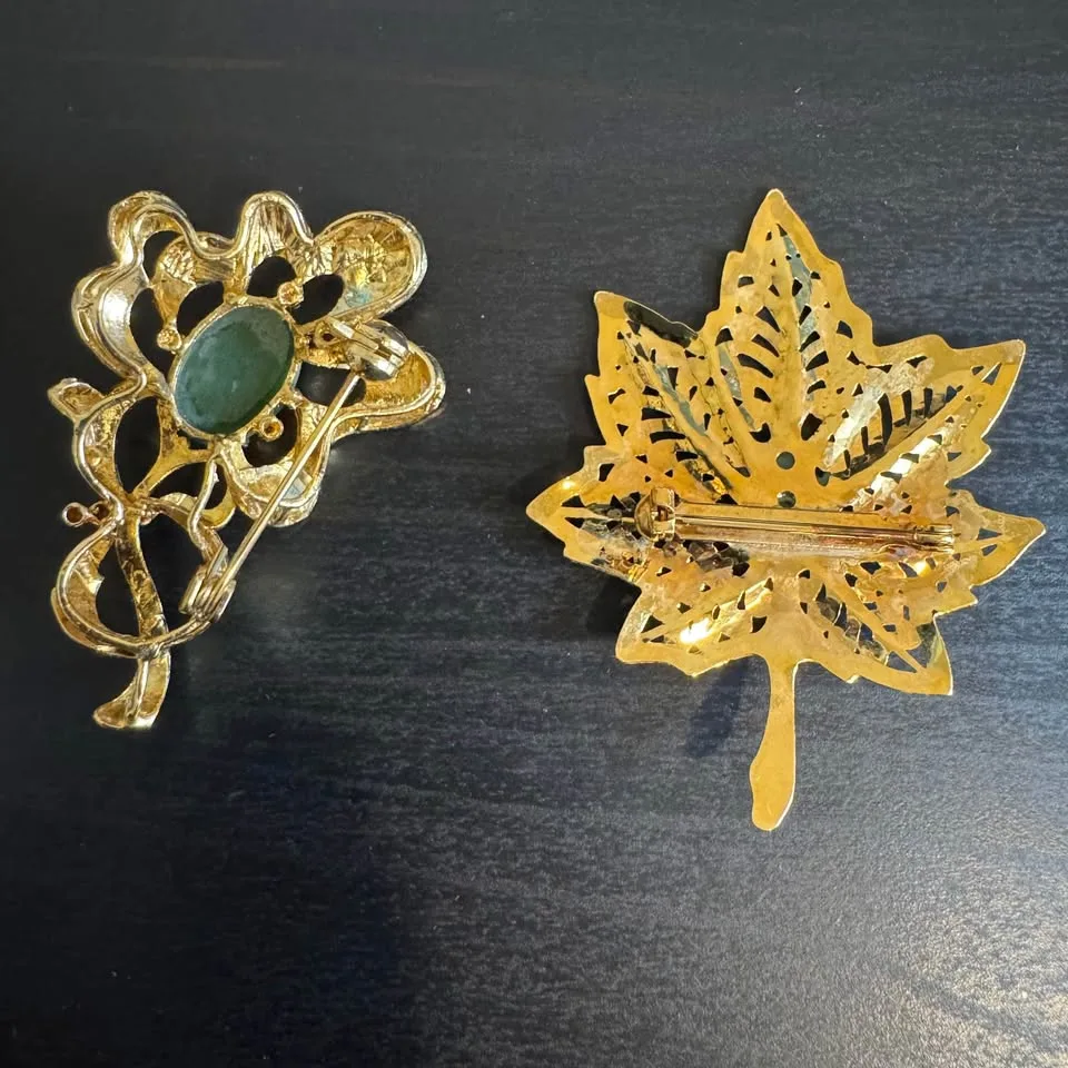 2 Green Jade Stone Brooches Vintage Gold Tone image indicator(3)