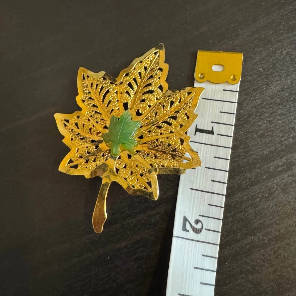 2 Green Jade Stone Brooches Vintage Gold Tone image indicator(5)