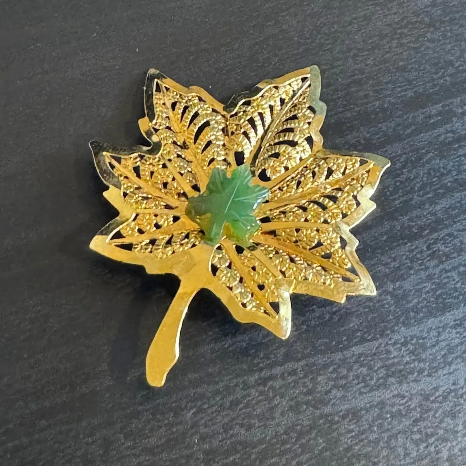 2 Green Jade Stone Brooches Vintage Gold Tone image indicator(9)