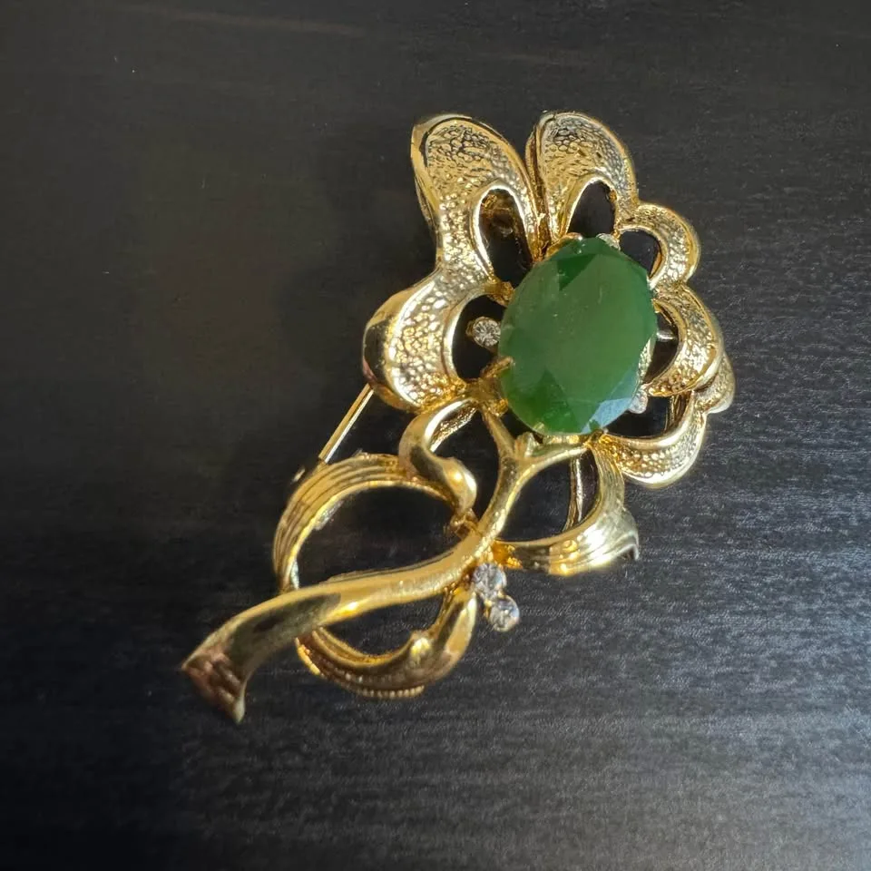 2 Green Jade Stone Brooches Vintage Gold Tone image indicator(10)