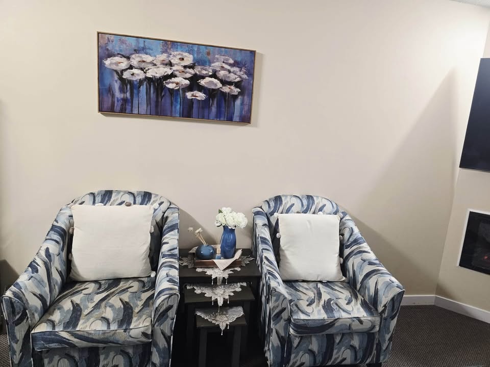 MOVING OUT SALE! NEED GONE ASAP! Dining table, chairs, couchs, a - photo 4