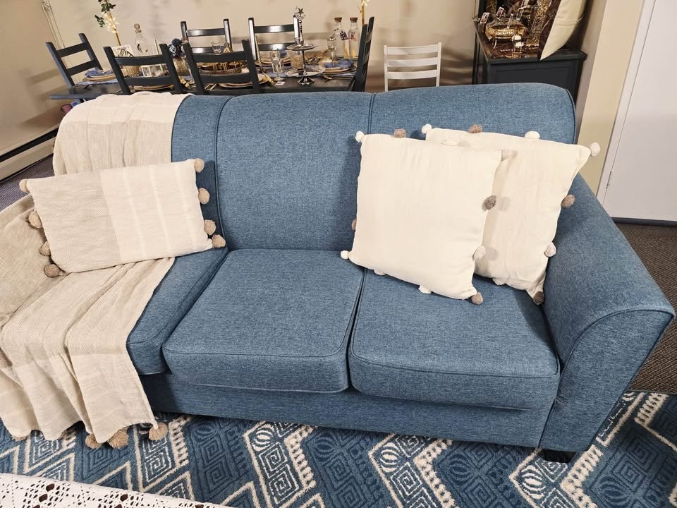 MOVING OUT SALE! NEED GONE ASAP! Dining table, chairs, couchs, a - photo 5