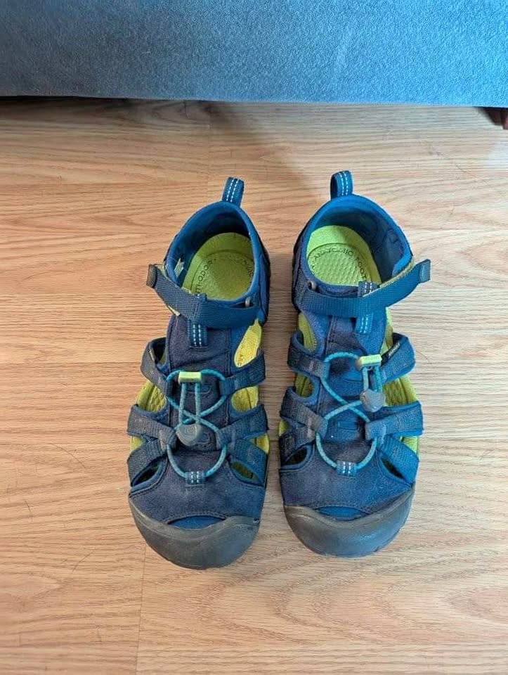 Sport sandals size 7
