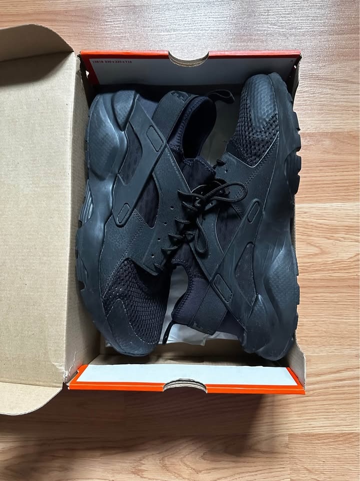 Used Nike Shoes SIZE 11 (Men)