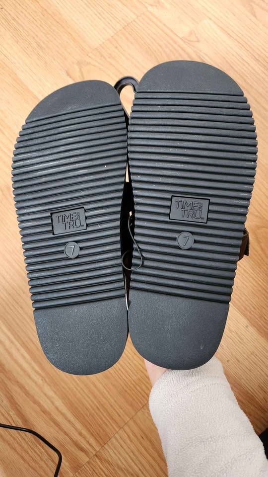 Time and Tru Black Slide Sandals Size 7 new with tag - photo 2