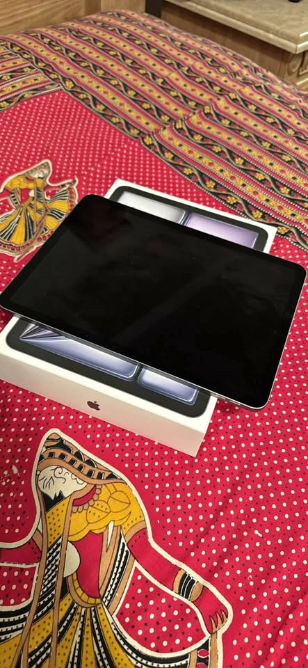 Ipad Air M2 128GB 100% Battery health Under Warranty