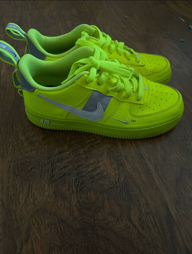 Nike Air Force 1 LV8 - Neon Yellow - Size 6.5 - photo 2