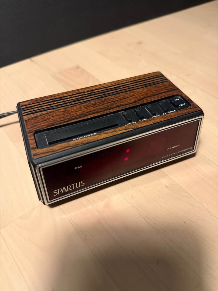 Vintage digital alarm clock - photo 2