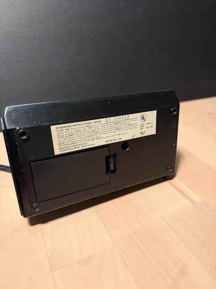 Vintage digital alarm clock - photo 4