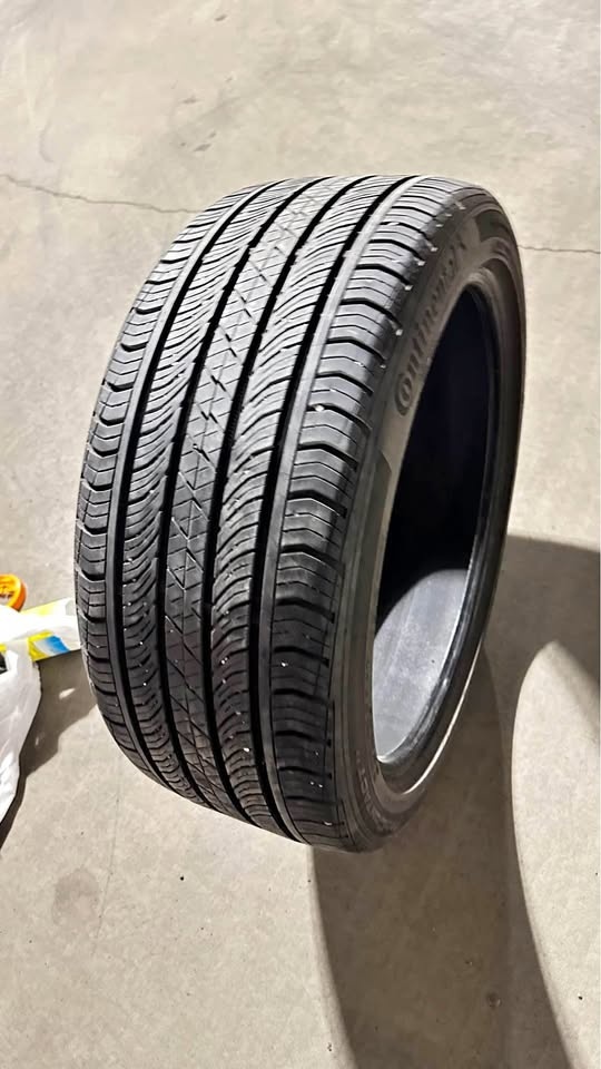 245 40R 19 Tire