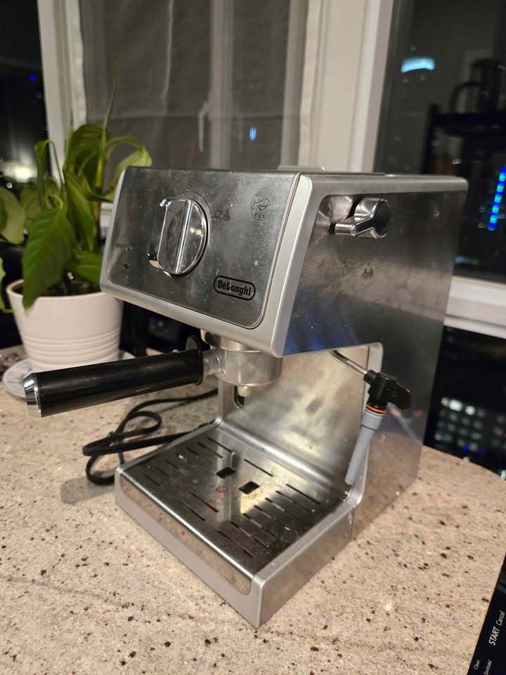DELONGHI Manual Espresso Machine & Cappuccino Maker - photo 3