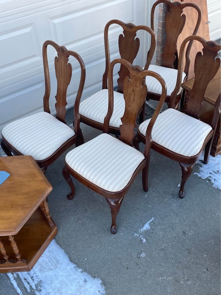Quality Dining Room Table and 6 Chairs + Table Pad - photo 2