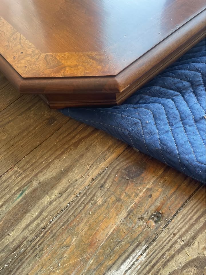 Quality Dining Room Table and 6 Chairs + Table Pad - photo 3