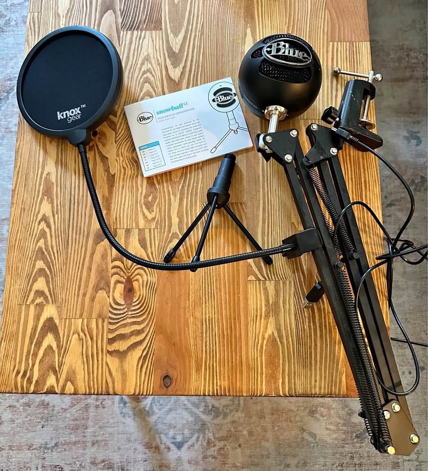 Blue Snowball Podcast Mic w/ Knox Gear Pop Filter & Stand
