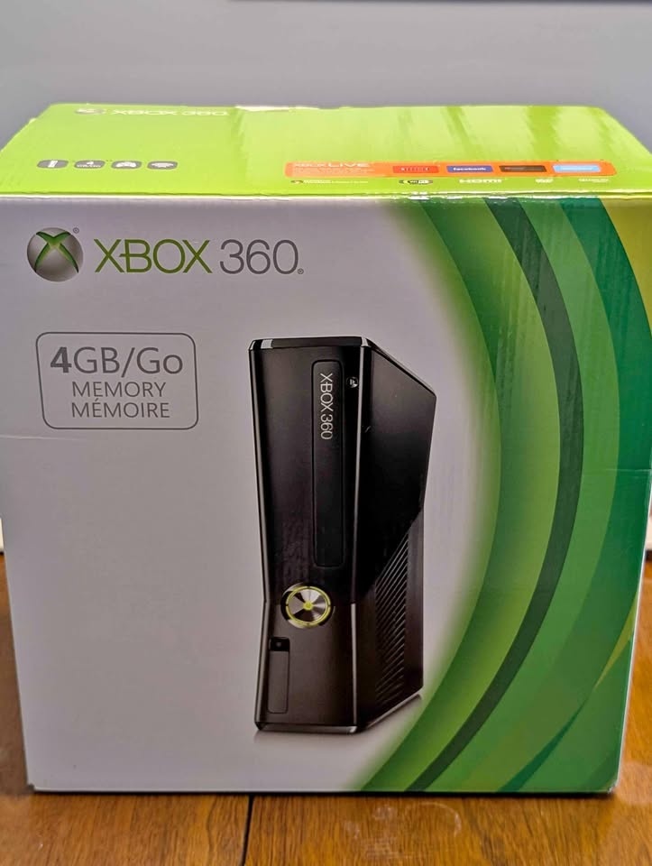 XBOX 360 S - 4 GB - includes 6 games