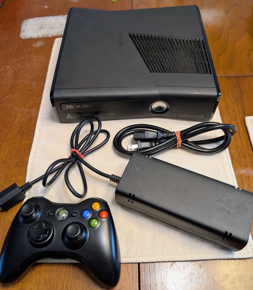 XBOX 360 S - 4 GB - includes 6 games - photo 2