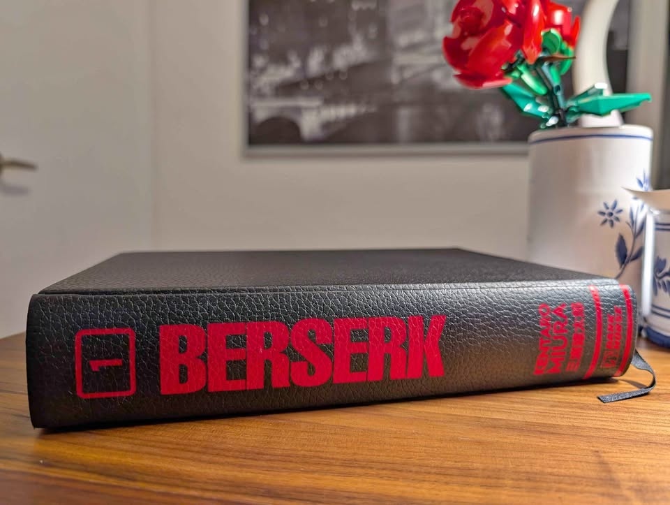 BERSERK Deluxe Edition Vol. 1