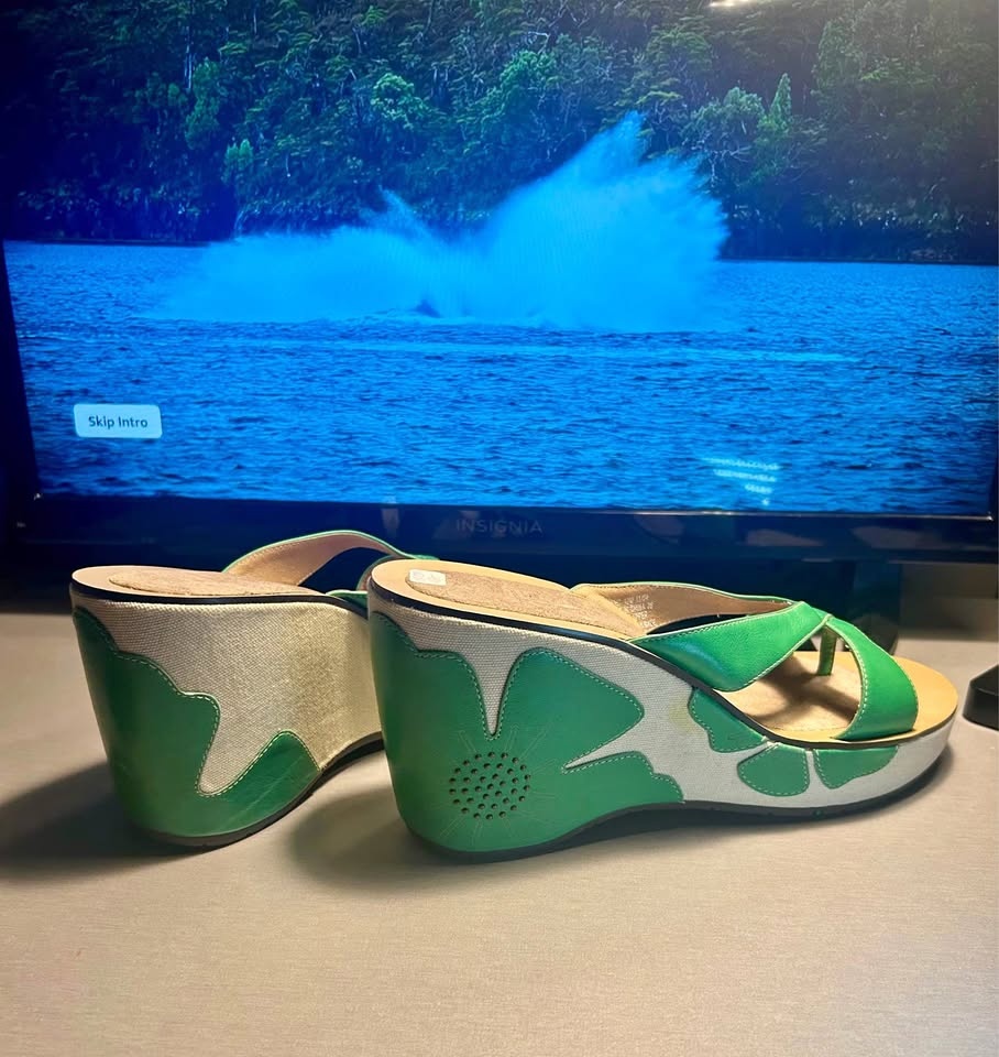 Indigo by Clarks Green Wedge Sandals – Women’s Size 10