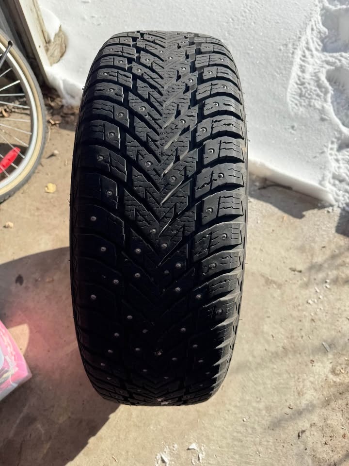 4 Studded Winter Tires - Nokian Hakkapeliitta 10 SUV 235/65R17 - photo 2