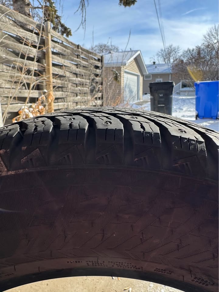 4 Studded Winter Tires - Nokian Hakkapeliitta 10 SUV 235/65R17 - photo 3