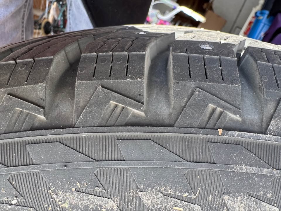 4 Studded Winter Tires - Nokian Hakkapeliitta 10 SUV 235/65R17 - photo 4