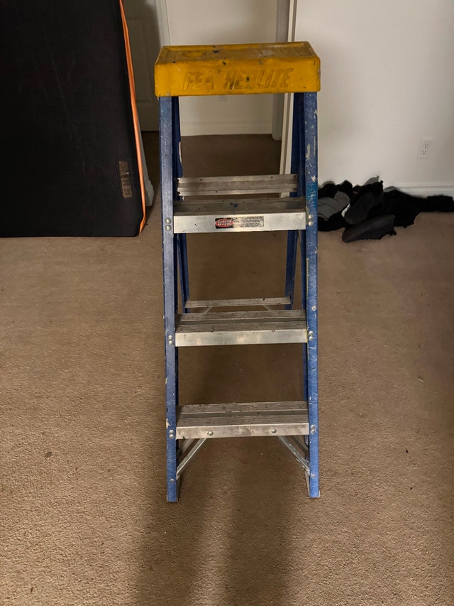 4 foot featherlight fibre glass ladder