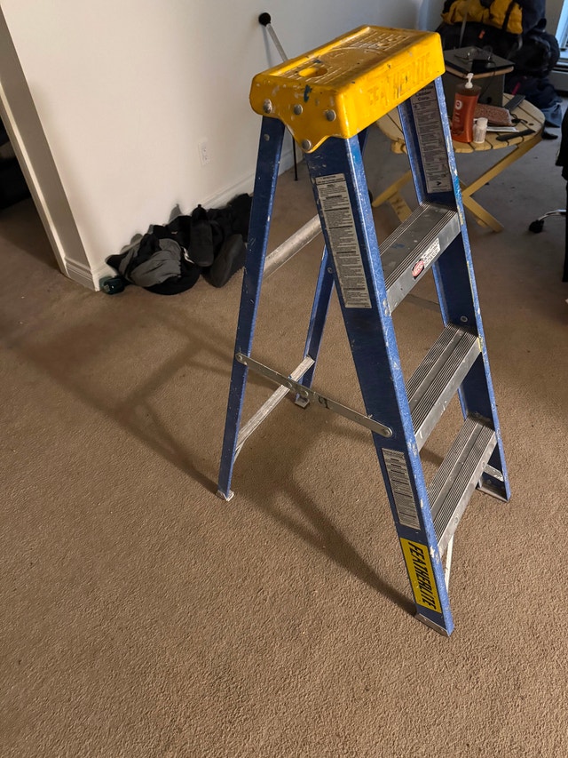 4 foot featherlight fibre glass ladder - photo 3