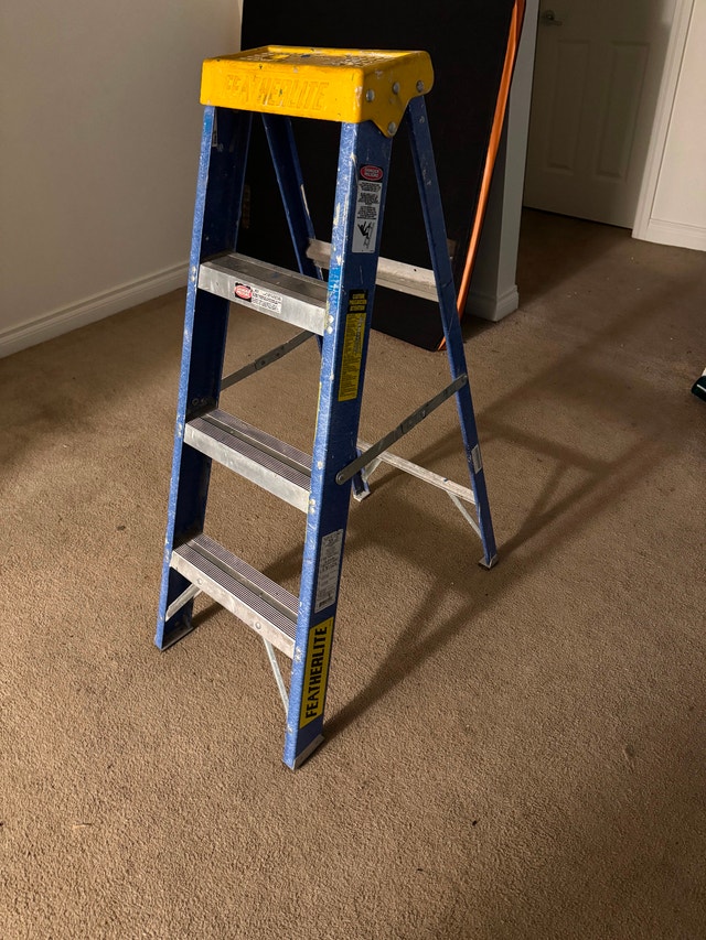 4 foot featherlight fibre glass ladder - photo 4