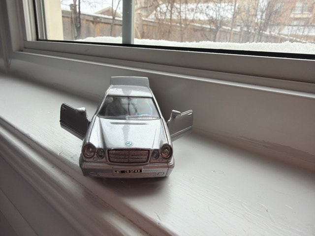 Mercedes Benz E320 Toy Car - Rare E Class Collectible - photo 4