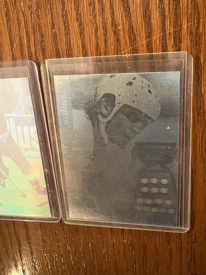 Wayne Gretzky Card Lot – 1991 Upper Deck & AW Holograms - photo 3