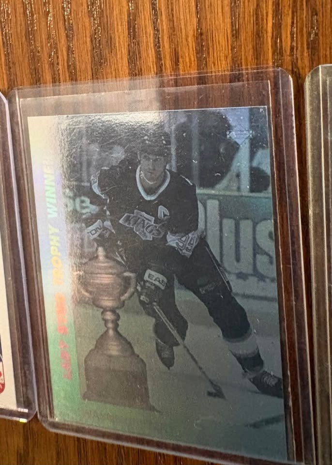 Wayne Gretzky Card Lot – 1991 Upper Deck & AW Holograms - photo 4