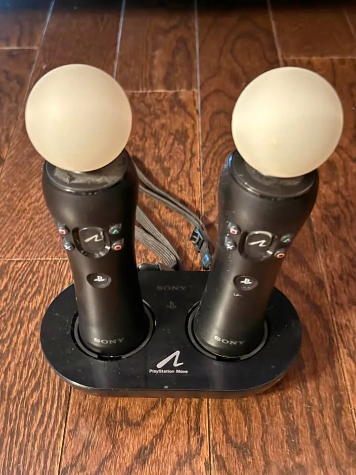 Sony PS3 Move Bundle: Controllers, Camera + Game