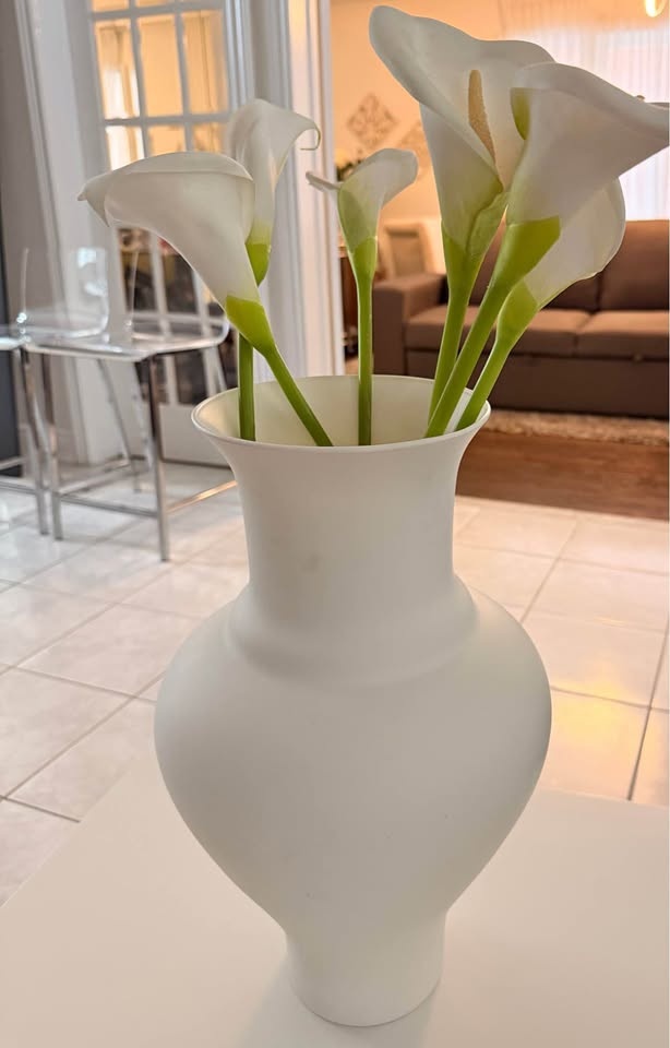 Vase with fake Lilly flowers (retail $60)