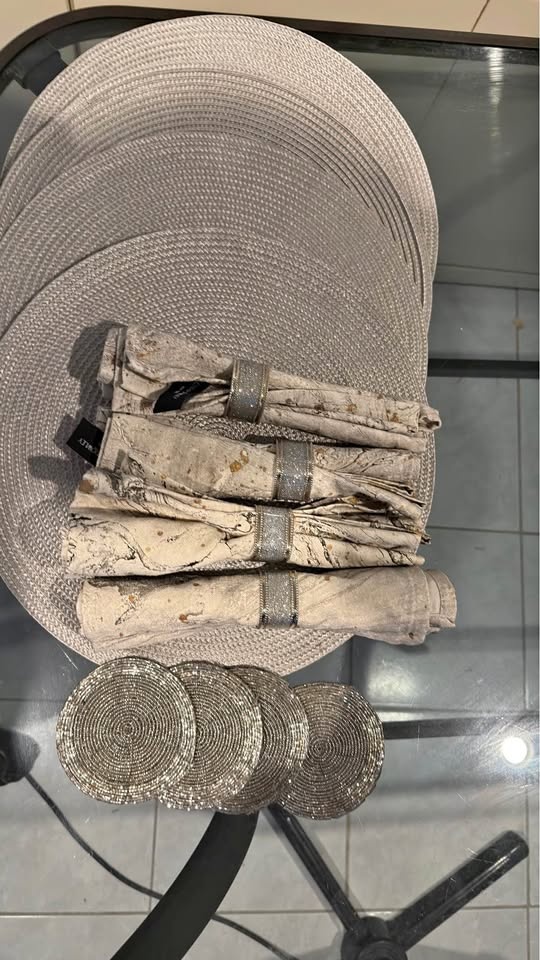 Set of 4 Placemats and Napkins