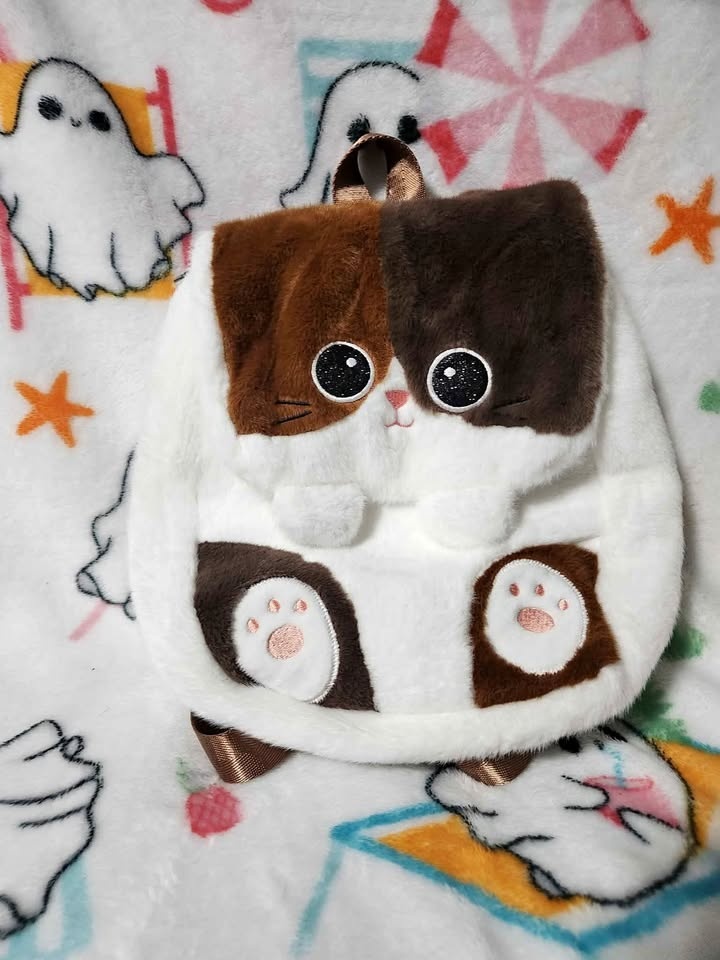 Very cute little kitty backpack.