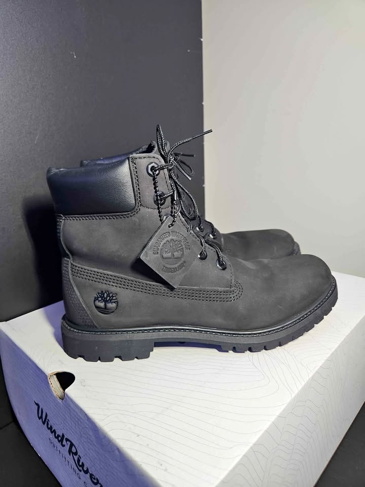 Timberland Boots for WOMEN - Size 9.5