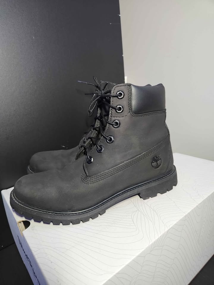 Timberland Boots for WOMEN - Size 9.5 - photo 2