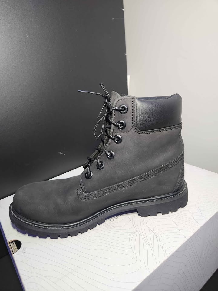 Timberland Boots for WOMEN - Size 9.5 - photo 3