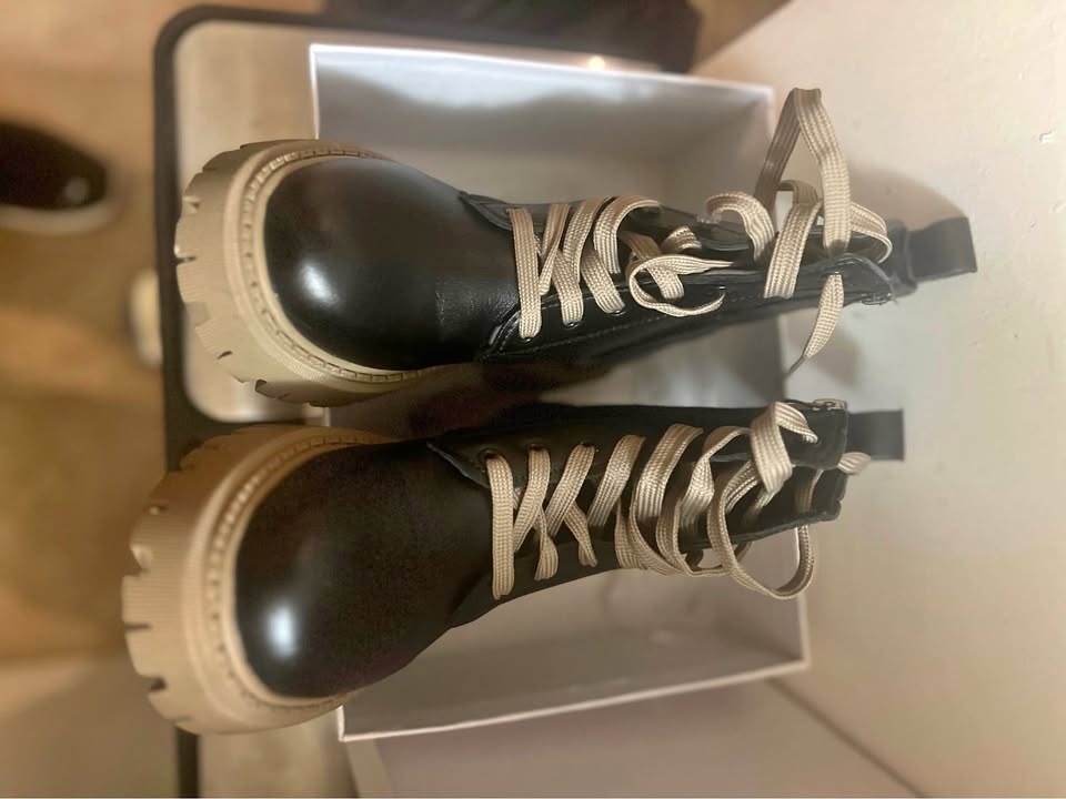 NWT!✨ Women’s Black and Tan Boots!