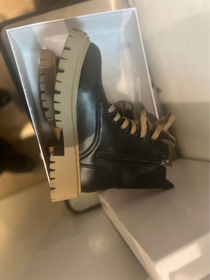 NWT!✨ Women’s Black and Tan Boots! - photo 3