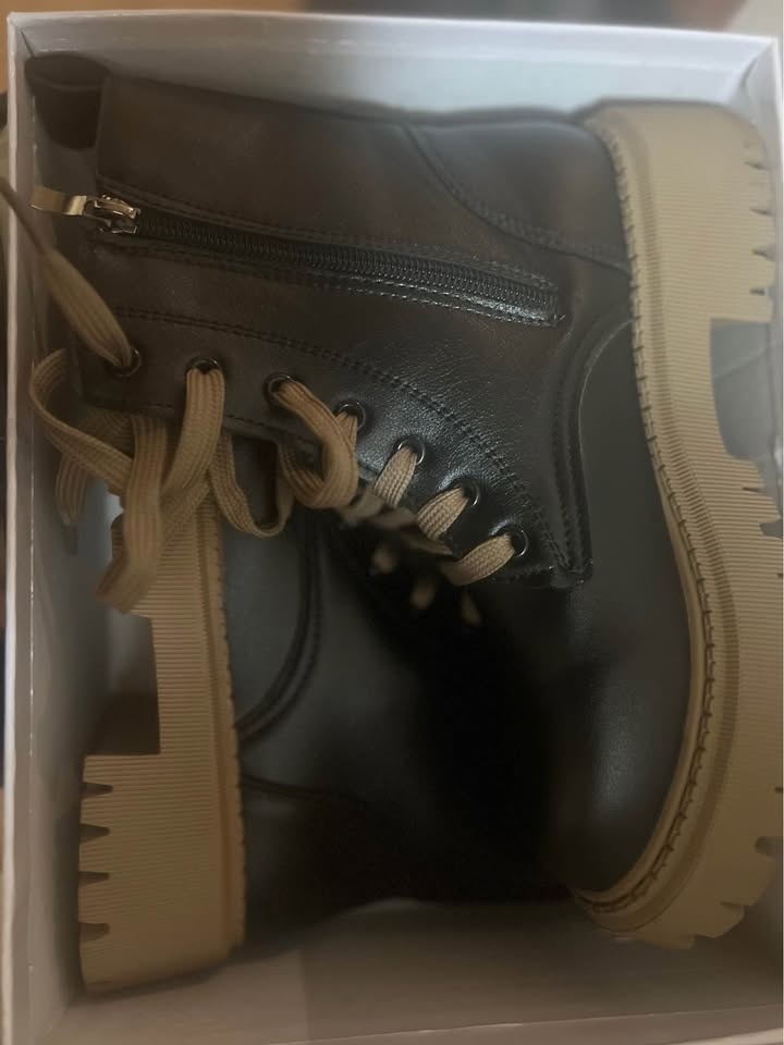 NWT!✨ Women’s Black and Tan Boots! - photo 4