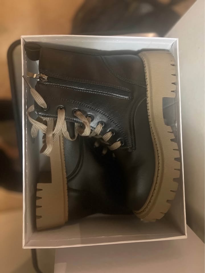 NWT!✨ Women’s Black and Tan Boots! - photo 5
