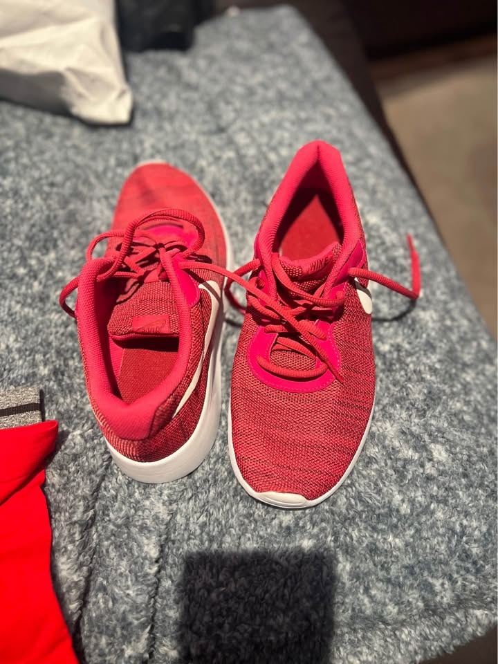 NWT Pink Women's Nike Frees Sneakers - photo 3