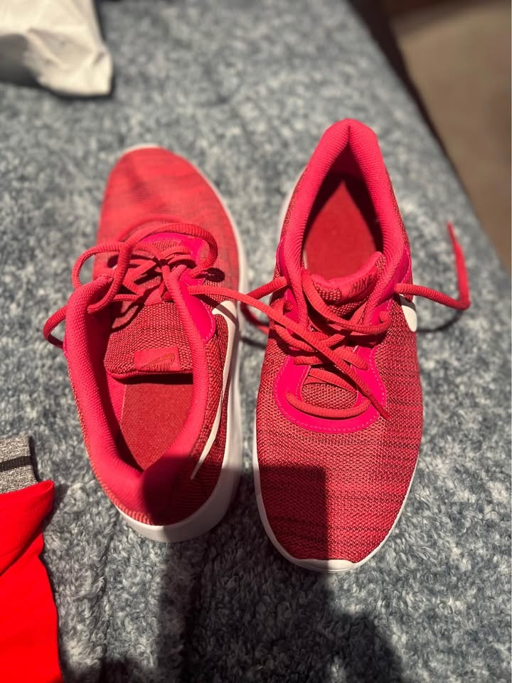 NWT Pink Women's Nike Frees Sneakers - photo 4