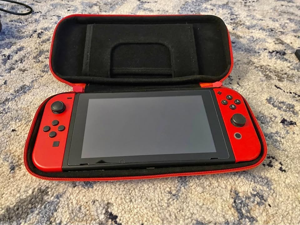 Nintendo Switch Super Mario Odyssey Edition + Free Controller
